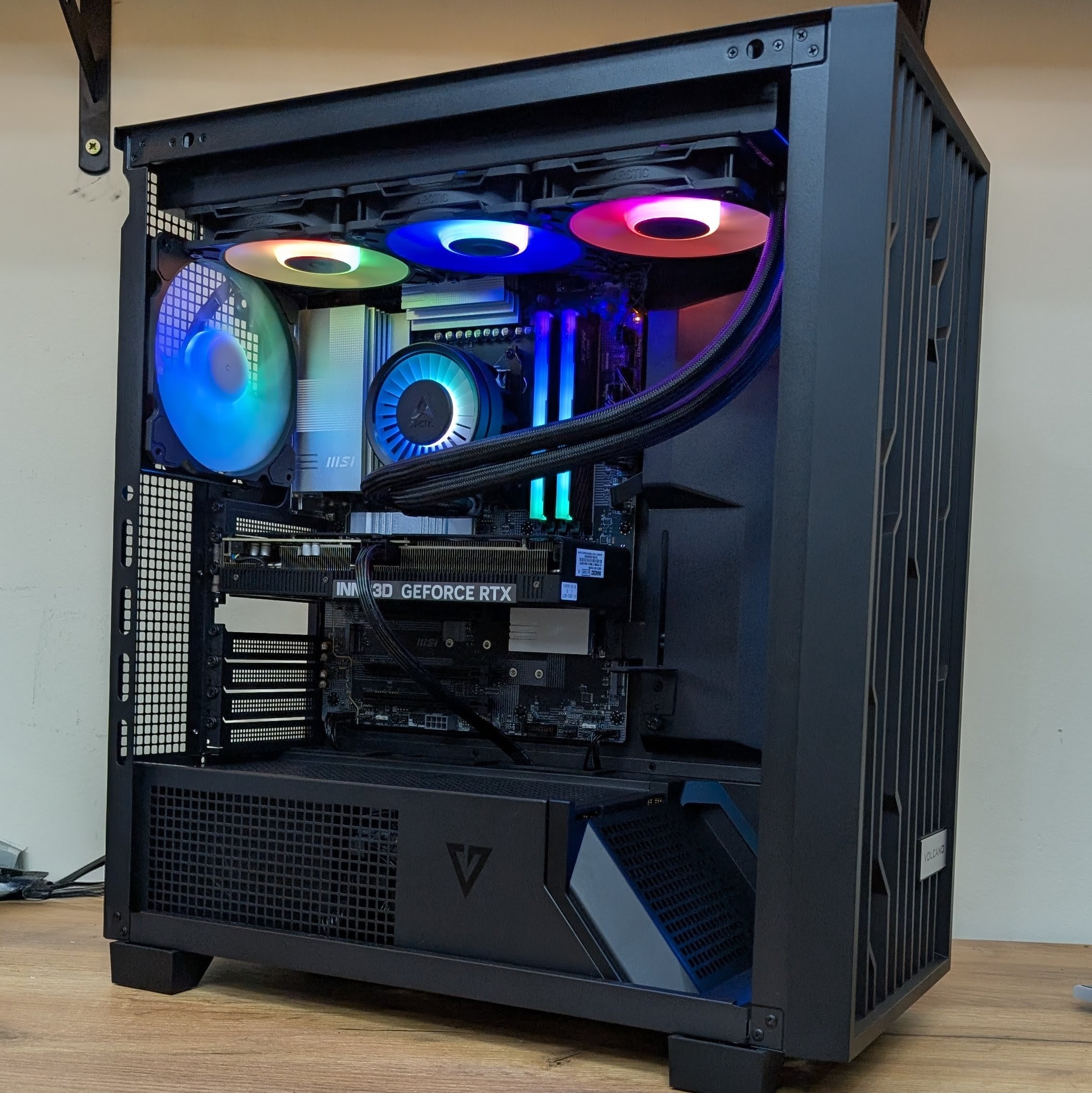 Komputer RTX 5070 / Ryzen 7 7800X3D / 32GB RAM / 1TB M.2 / Arctic Freezer III 360 Modecom Volcano Perun Black - obrazek 5