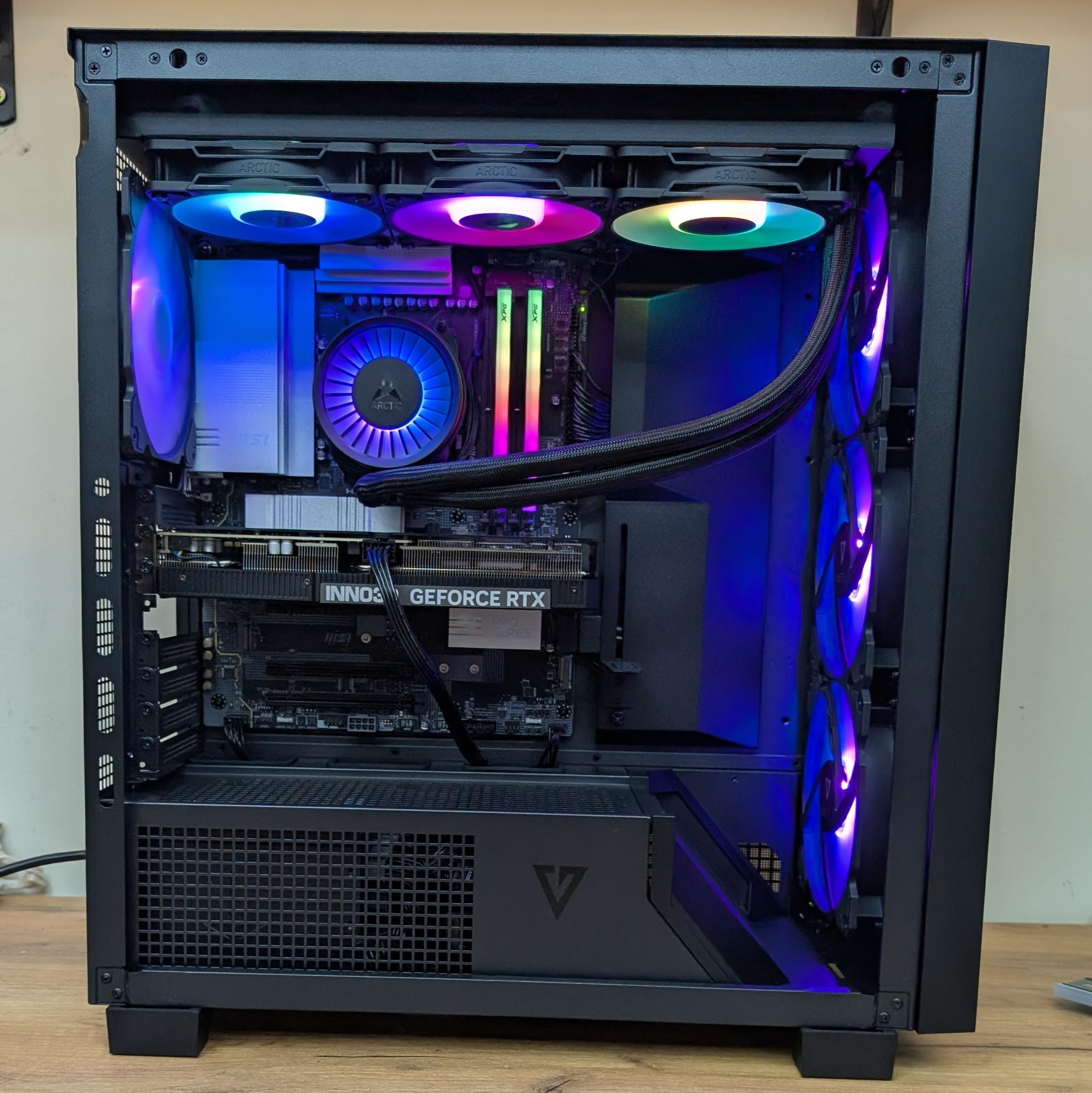 Komputer RTX 5070 / Ryzen 7 7800X3D / 32GB RAM / 1TB M.2 / Arctic Freezer III 360 Modecom Volcano Perun Black - obrazek 3